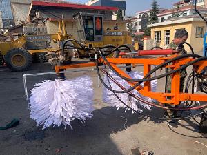 2020年11月11日山西省晉中市昔陽縣公路管理段與河南都市機(jī)械設(shè)備有限公司合作，在宋段長王隊(duì)長凌師傅的精心安排指導(dǎo)下與喬主任祝師傅的積極努力，成功研制出了加寬雙護(hù)欄板600mm護(hù)欄清洗機(jī)